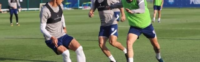 开云官方网站-三镇主帅提醒球员要有谦逊态度 也需有力拼的勇气