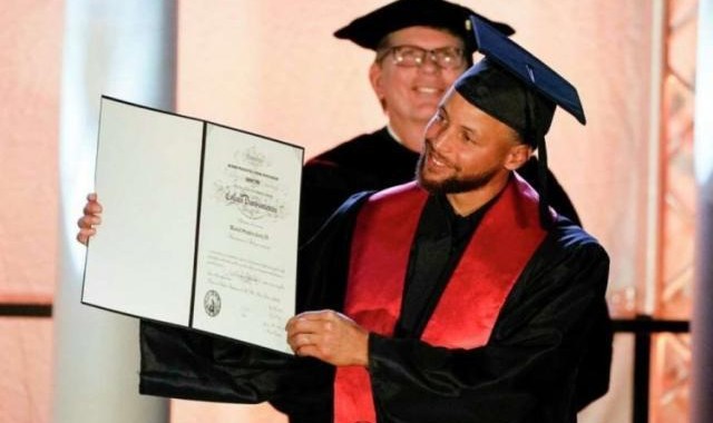 开云体育官方网站-戴维森退役库里大学球衣 库里：是不可思议的一天