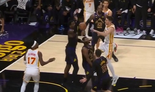 开云登录入口-炉火纯青！斯玛特连续造成老鹰进攻犯规 湖人持续扩大领先